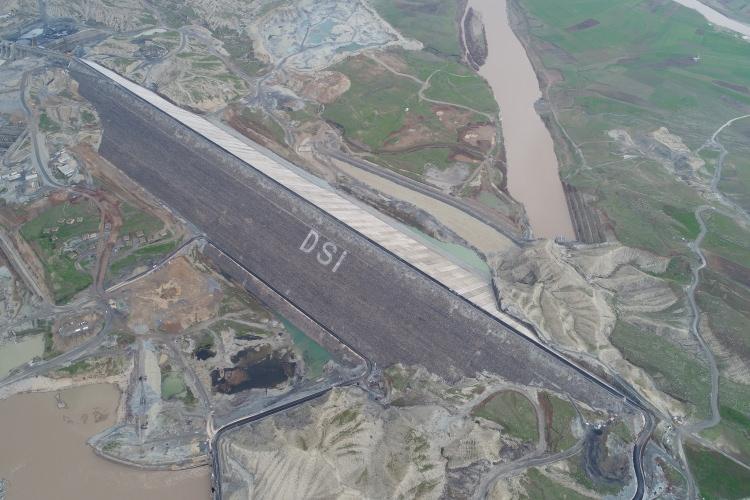 <p>Hem Cizre'de hem Silopi'de ciddi büyüklükte araziyi suyla buluşturacak. 120 bin hektardan fazla alanı sulayacak. Ilısu Barajı ile birlikte biz asıl hedefimize kavuşmuş olacağız çünkü Cizre Barajı'nı da özel sektör yapacak. Kamu yatırımları açısından bizim hedefimiz Silvan ve Ilısu Barajı'nı bitirmek. Bunlar da önümüzdeki dönemde tamamlanacak. Ilısu önümüzdeki yıl 2019'da asıl suyu tutacak, Silvan da bir-iki yıl içerisinde su tutmaya başlayacak. "</p>