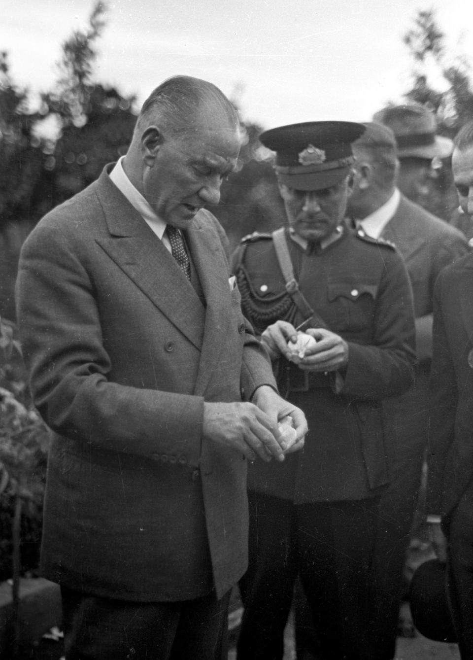 <p>Atatürk, 19 Kasım 1937'de Mersin gezisinde portakal bahçesinde inceleme yaptıktan sonra portakal soyarken görülüyor.</p>
