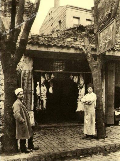 <p>1923 - Kasap dükkanıBu fotoğraf arşive kaydedilirken kenarına sadece ''İstanbul'da bir kasap dükkânı'' yazısı iliştirilmiş. Sol taraftan kadraja giren medrese öğrencisi, arkada çengellere asılmış etler ve poz veren kasap.</p>

<p> </p>
