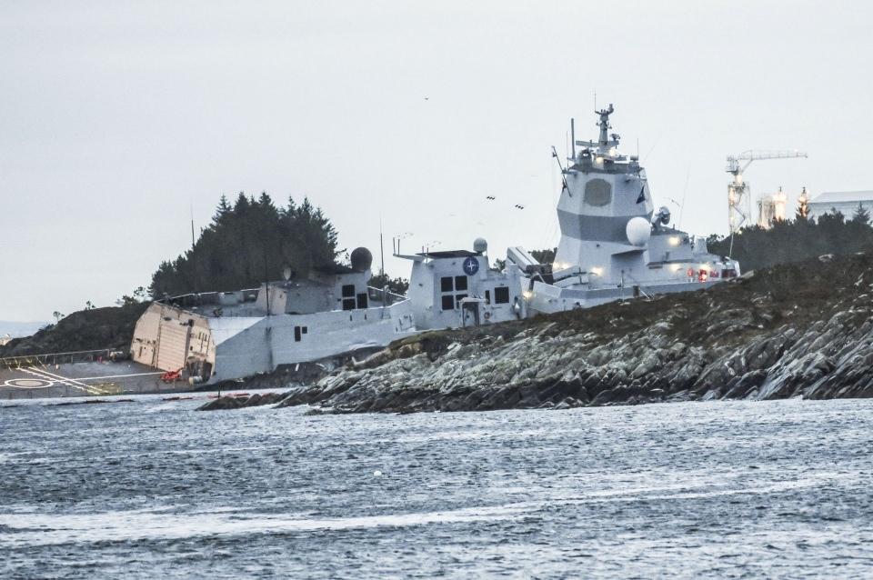 <p>Norveç'in batı kıyısı açıklarında bir petrol tankeri ve askeri fırkateyn çarpıştı. Çarpışma sonucu yedi kişi yaralandı. KNM Helge Ingstad Fırkateyn'inin su alması sonucu gemide bulunan 137 kişi tahliye edildi.</p>

<p> </p>
