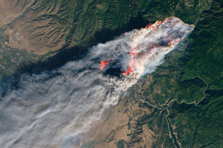 <p>ABD Havacılık ve Uzay Ajansı NASA, California eyaletinin kuzeyinde ve güneyinde etkili büyük ölçekli orman yangınlarını aynı karede gösteren bir uydu fotoğrafı yayımladı.</p>
