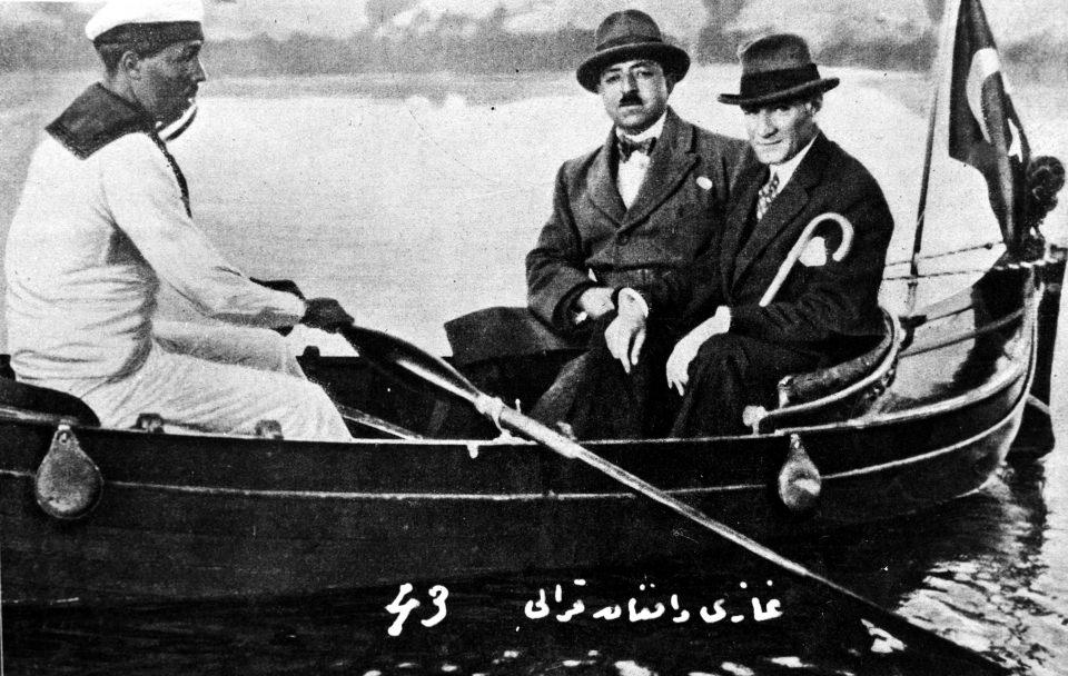 <p>Cumhurbaşkanı Atatürk, 25 Mayıs 1928'de, Afgan Kralı Amanullah Han (sağ 2) ile birlikte Marmara havuzunda sandalla gezinti yaptı. </p>
