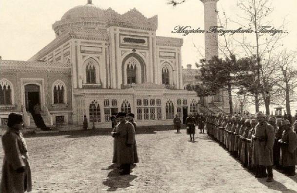 <p>1922 -  Yıldız Hamidiye CamiiAbdülhamit'in bir zamanlar cuma namazlarını kıldığı hatta kendisine suikast düzenlenen camii. Abdülhamit döneminden sonra çekilen bu fotoğraf bir ''Cuma Selamlığı'' törenini gösteriyor.  </p>

<p> </p>
