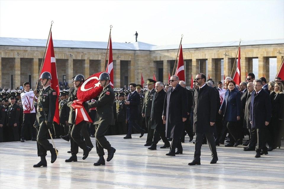 <p>09.05'te tüm Türkiye'de olduğu gibi Ankara'da da hayat durdu, sirenler çalmaya başladı. </p>
