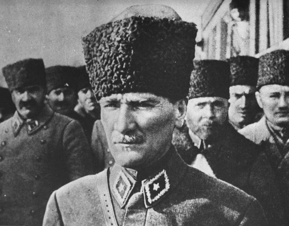 <p>Başkomutan Mustafa Kemal Atatürk, 18 Ocak 1923'de Gebze'de denetim yaparken görülüyor. </p>
