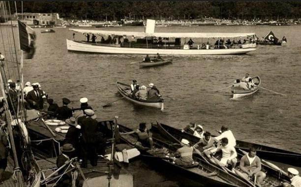 <p>1929  / Beykoz açıkları Türkiye Büyük Millet Meclisi Başkanı Kazım Özalp Paşa imparatorluk dönemi tenezzüh kıyılarının modernleştirilmesiyle inşa edilen bir tekneyle kıyı yarışlarını izlemeye geliyor.   </p>

<p> </p>
