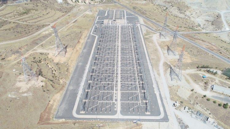 <p><strong>Türkiye'nin ikinci büyük sulama barajı: Silvan</strong></p>
<p>Karahocagil, Silvan Barajı'nın da Atatürk Barajı'ndan sonra Türkiye'nin en büyük sulama barajı olma özelliği taşıdığını söyledi.</p>
<p>Karahocagil, terör saldırıları nedeniyle yapımında 2 yıl gecikme yaşanan barajın, 2019 yılı sonunda tamamlanacağını dile getirerek, "Bütünüyle kalkınmayı hedefleyen Silvan Projesi, 8 baraj ve 23 sulama tesisinden oluşuyor. Projedeki Silvan, Pamukçay, Ambar, Kuruçay, Başlar, Kıbrıs, Karacalar ve Bulaklıdere barajlarının tamamlanmasıyla, 7 milyar 300 milyon metreküp suyun depo edileceği devasa bir kapasiteye sahip olacağız. Proje kapsamında inşa edilen Silvan Barajı 175,5 metre yüksekliğinde, ön yüzü beton, kaya dolgu sınıfında Avrupa'nın en yüksek barajı olma özelliğini taşıyor." şeklinde konuştu.</p>