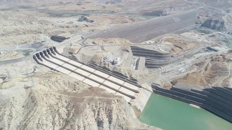 <p>Karahocagil, Mardin ve Şırnak il sınırları arasındaki Dicle Nehri üzerinde yer alan ve inşa sürecinde birçok kez PKK'lı teröristlerin hedefi olan Ilısu Barajı'nda sona yaklaşıldığını bildirdi.</p>
<p> </p>
