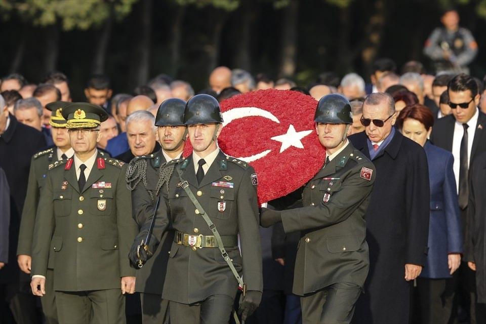 <p>Ankara'da devlet erkanı Anıtkabir'e doğru kortej yürüyüşüne başladı.</p>
