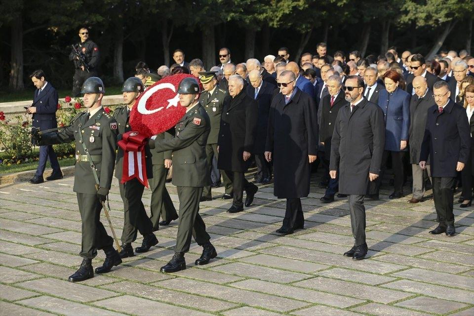 <p>Gazi Mustafa Kemal Atatürk, bugün ölümünün 80. yılında törenlerle anılıyor. Devletin zirvesi Cumhurbaşkanı Tayyip Erdoğan’ın başkanlığında Anıtkabir’deydi.</p>

<p> </p>
