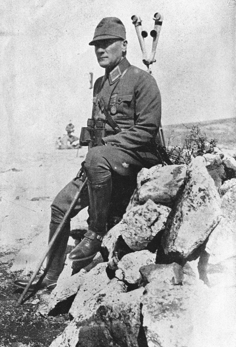 <p>Mareşal Mustafa Kemal, 8 Ekim 1926'da Ankara'da 1. Ordu tarafından düzenlenen manevralarda görülüyor. </p>
