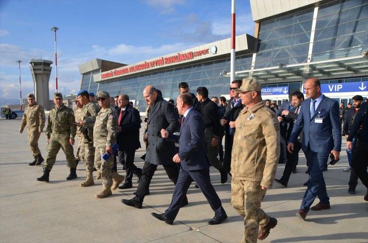 <p>Daha sonra helikopterle Hakkari'ye geçen Soylu, Hakkari Devlet Hastanesi'nde tedavi gören yaralı 9 askeri ziyaret edip, geçmiş olsun dileklerinde bulundu.</p>

<p> </p>
