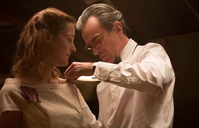 <p>Phantom Thread</p>

<p>Daniel Day Lewis'in oyunculuğa 'veda' filmi olan Phantom Thread'de, 1950'lerde Londra'da ünlü bir terziyi canlandırıyor. Yönetmen Paul Thomas Anderson'un ilmek ilmek ördüğü öykü, sinemaseverlere unutulmaz bir sinema deneyimi vaad ediyor.</p>
