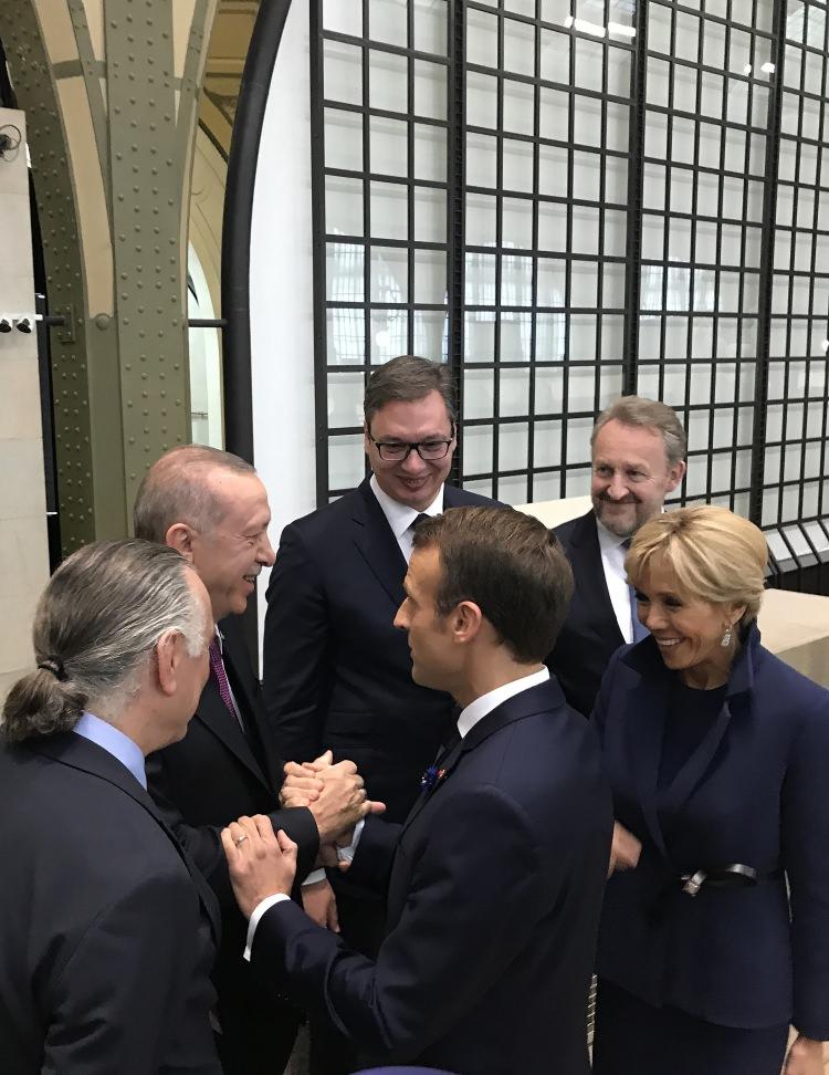 <p>"Picasso Bleu et Rose" isimli serginin resepsiyonuna katılan Cumhurbaşkanı Erdoğan, Fransa Cumhurbaşkanı Emmanuel Macron tarafından devlet, hükümet ve uluslararası kuruluş başkanları ile eşleri onuruna verilen akşam yemeğine iştirak etti.</p>
