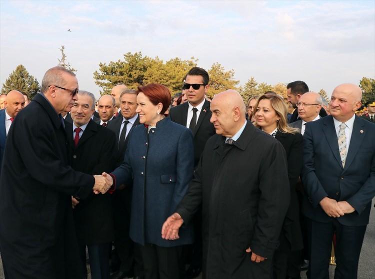 <p>Türkiye Cumhurbaşkanı Recep Tayyip Erdoğan, İYİ Parti Genel Başkanı Meral Akşener ile tokalaştı.</p>
