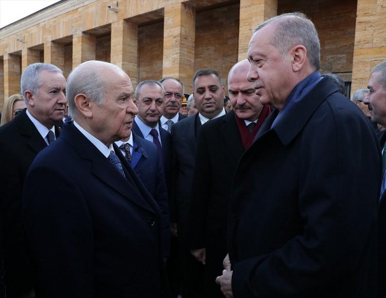 <p>Türkiye Cumhurbaşkanı Recep Tayyip Erdoğan, MHP Genel Başkanı Devlet Bahçeli ile tokalaştı.</p>
