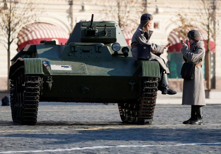 <p>Ekim Devrimi'nin yıldönümünde ülkenin Başkenti Moskova'da askeri geçit töreni yapıldı.</p>

<p> </p>
