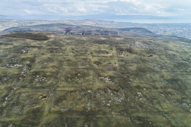 <p><strong>Bu yapıların Pers veya Helenistik döneme ait olabileceğinin öngörüldüğünü aktaran Konyar, şunları kaydetti:</strong></p>
<p>"Zernaki Tepe çok sıra dışı bir yerleşme. Bölgede, aslında yakın doğuda bu ölçekte Yunan, Batı dünyası dışında pek örneği yok. Daha küçük boyutlu bazı örnekler var ama 250-270 hektarlık bir alana yayılan büyük kent ölçeğinde bir örneği bulunamadı. 2500-2600 yıllık bir geçmişe sahip bu kentin kimler tarafından, hangi amaçla inşa edildiği hususunda birçok görüş var. Bazı görüşlere göre de bu kent Part Sasani dönemine ait. Hatta Part döneminde Roma askerlerinin, lejyonlarının barınması için yapıldığını öne süren bazı görüşler var."</p>