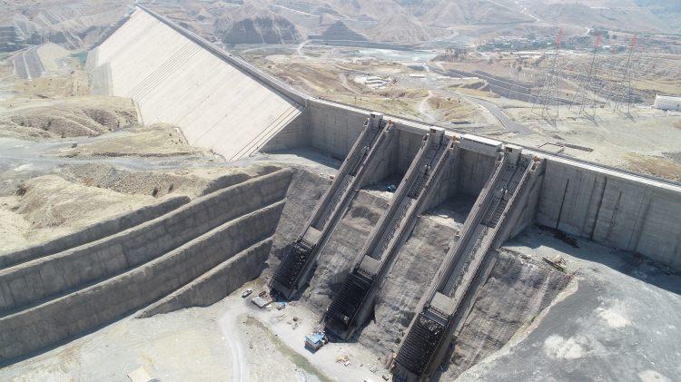 <p>Barajın ülke ekonomisine 1,5 milyar lira katkı sağlayacağına dikkati çeken Karahocagil, "Ilısu Barajı ve HES ile yılda ortalama 4,12 milyar kilovatsaat enerji üretilecek. GAP'ın vizyonu ve can damarı olan Ilısu Barajı, aynı zamanda Cizre Barajı'nın da yapımına imkan sağlayacak. Böylece iki baraj tamamlandığında 1 milyon 200 bin dekar arazi sulamaya açılabilecek. Ilısu Barajı ve HES projesinin GAP'ın en önemli yatırımlarının başında geliyor. Bu proje ülkemizin vizyon projesidir. Yaklaşık 8,5 milyar liraya mal olacak Ilısu Barajı ve HES ile sadece elektrik enerjisi üretiminden ülke ekonomisine yılda 1,5 milyar lira katkı sağlanacak." diye konuştu.</p>

<p> </p>
