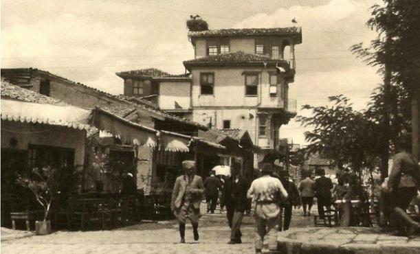 <p>1928''Kemal Paşa'nın Türkiye'sinden görüntüler'' diyor resmin altında  Daktiloyla düşülmüş bir başka not olarak: ''Başkent olması Ankara'yı çok canlı bir şehre dönüştürdü'.' cümlesi yer alıyor.   Üç katlı ahşap binanın vihannüması üzerindeki leylek yuvası da gözden kaçmaması gereken bir nokta. </p>

<p> </p>
