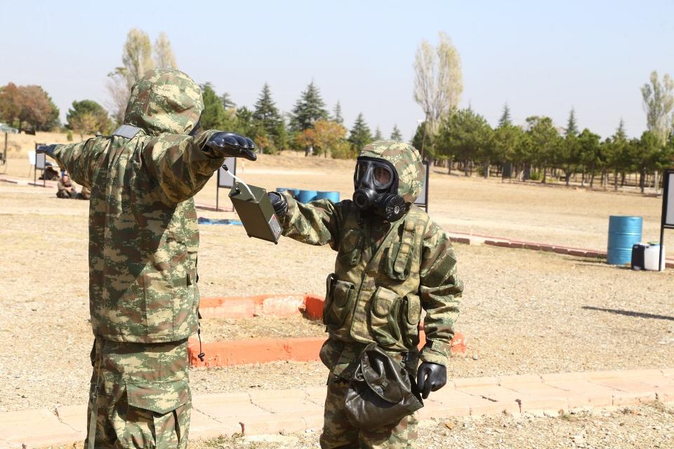 <p><strong> TSK'nın bel kemiği</strong></p>
<p>Kara Kuvvetleri Komutanlığını, KBRN savunması yönünden destekleyen tek birlik olan KBRN Savunma Tabur Komutanlığı, TSK'nın KBRN savunması konusundaki bel kemiği niteliğini taşıyor.</p>
<p>Personelin kullandığı alet ve ekipmanlar, dünyada çok az ülkede bulunuyor. Envanterdeki ekipmanlarla her türlü KBRN saldırısına müdahale edilebiliyor ve her türlü zehirli madde analizi yapılabiliyor. </p>