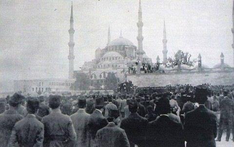 <p>1919Sultanahmet Mitingi 15 Mayıs 1919'da İzmir'in işgal edilmesi üzerine İstanbul'da Türk Ocağı ve Karakol Cemiyeti'nin öncülük ettiği 1 milyon kişilik Sultanahmet Mitingi. </p>

<p> </p>
