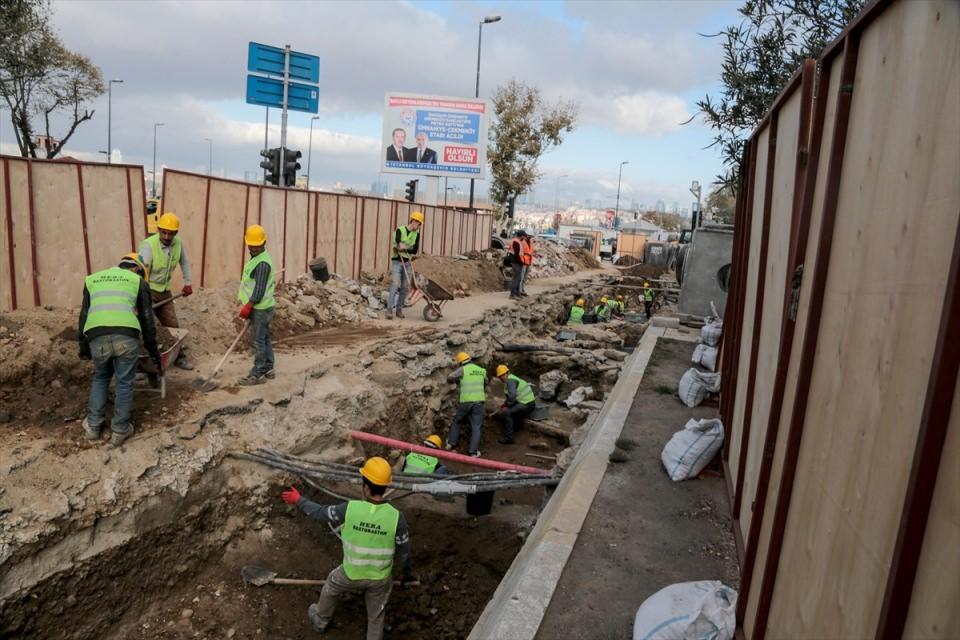 <p>İSKİ'nin atık su ve yağmur suyu kanallarının yenilenmesi sırasında asfaltın hemen altından tarihi kalıntılar çıktı.</p>
<p> </p>
