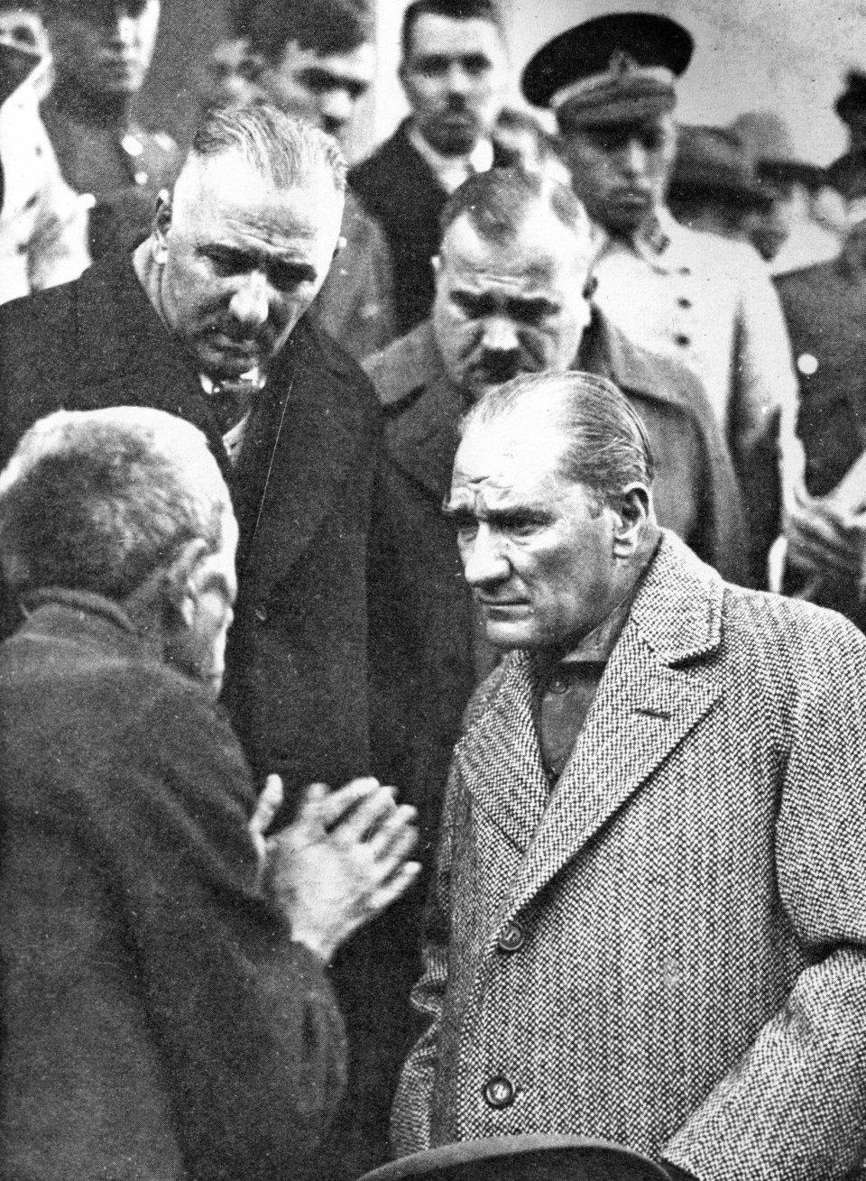 <p>Cumhurbaşkanı Atatürk, 21 Kasım 1930'da Tokat gezisinde yaşlı bir vatandaşı dinledi. </p>
