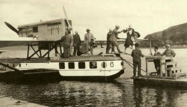 <p>1928 / İtalya'dan Atina'ya oradan Büyükdere'ye Deniz uçağı Brindisi'yle sabah 07:00'de hareket edip, Atina'da bir mola veren ve ardından (fotoğrafçının notuna göre) saat 16:45'te istanbul'a ulaşan yolcular.   Yolcular görülen kalas parçasının üzerinden geçecek, ahşaptan yapılma basamaklardan inecek   ve Büyükdere'nin o yıllardaki kıyılarına varacaklar.</p>

<p> </p>
