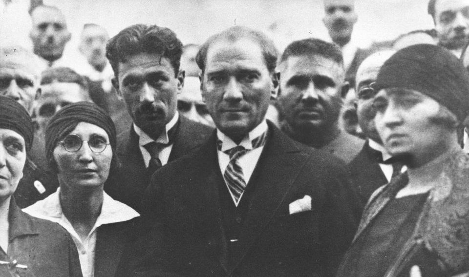 <p>Atatürk, 5 Haziran 1928'de İzmit'te vatandaşlar tarafından karşılandı. </p>
