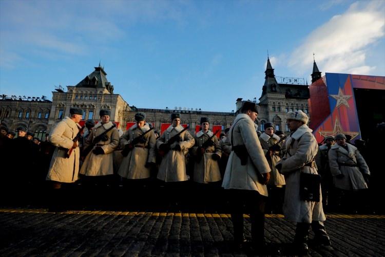 <p>Kızıl Ordu'nun 7 Kasım 1941'de Kızıl Meydan'da toplanarak dönemin Nazi Almanya'sına karşı taarruza geçişinin yıl dönümü nedeniyle Moskova'da temsili askeri geçit töreni öncesi prova yapıldı. Kızıl Meydan'da düzenlenen geçit törenine Başkanlık Muhafız Alayı askerleri dönemin Sovyetler Birliği ordusu üniformalarıyla katıldı.</p>

<p> </p>
