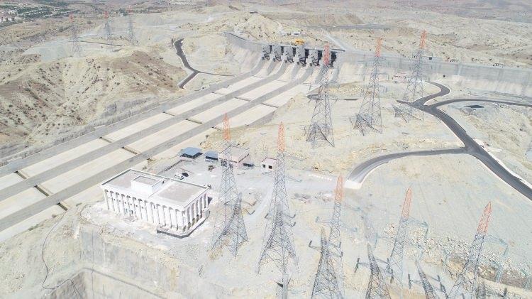 <p>Dünyanın en iddialı kalkınma yatırımlarından Güneydoğu Anadolu Projesi (GAP) kapsamında Dicle Nehri üzerine inşa edilen Ilısu Barajı'nın yüzde 90'ının, Silvan Barajı'nın ise yüzde 50'sinin tamamlandığı belirtildi.</p>
