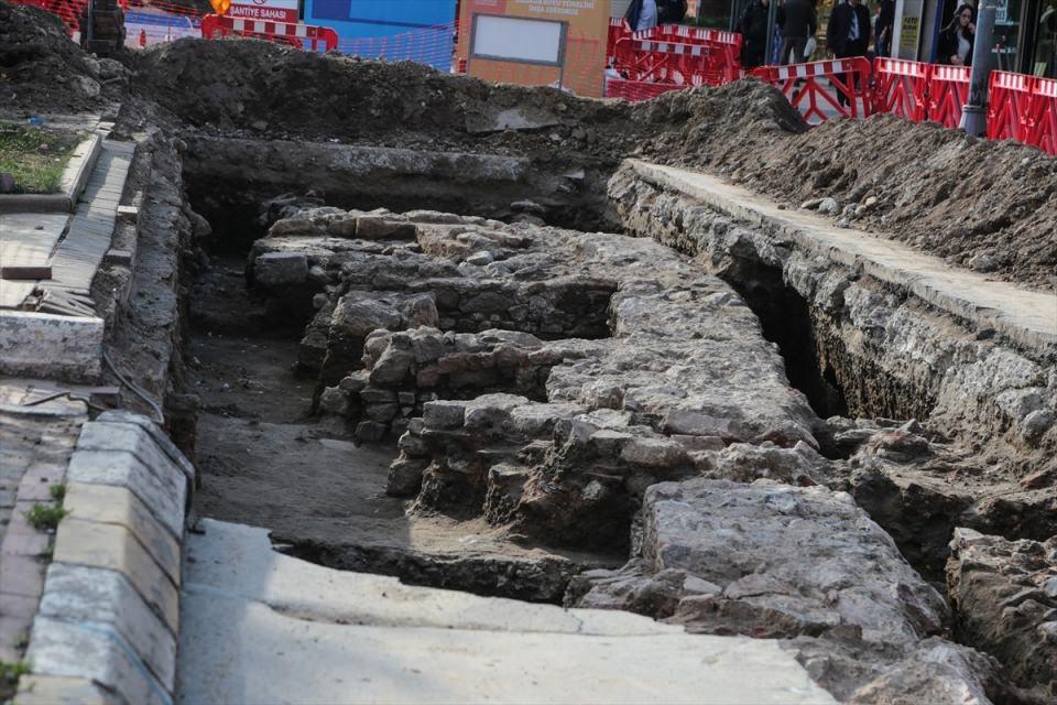 <p>Alınan bilgiye göre İSKİ'nin, Hakimiyet-i Milliye Caddesi üzerinde atık su ve yağmur suyu kanallarının yenilenmesi çalışmaları sırasında asfaltın hemen altında tarihi kalıntılara rastlandı.</p>
<p> </p>