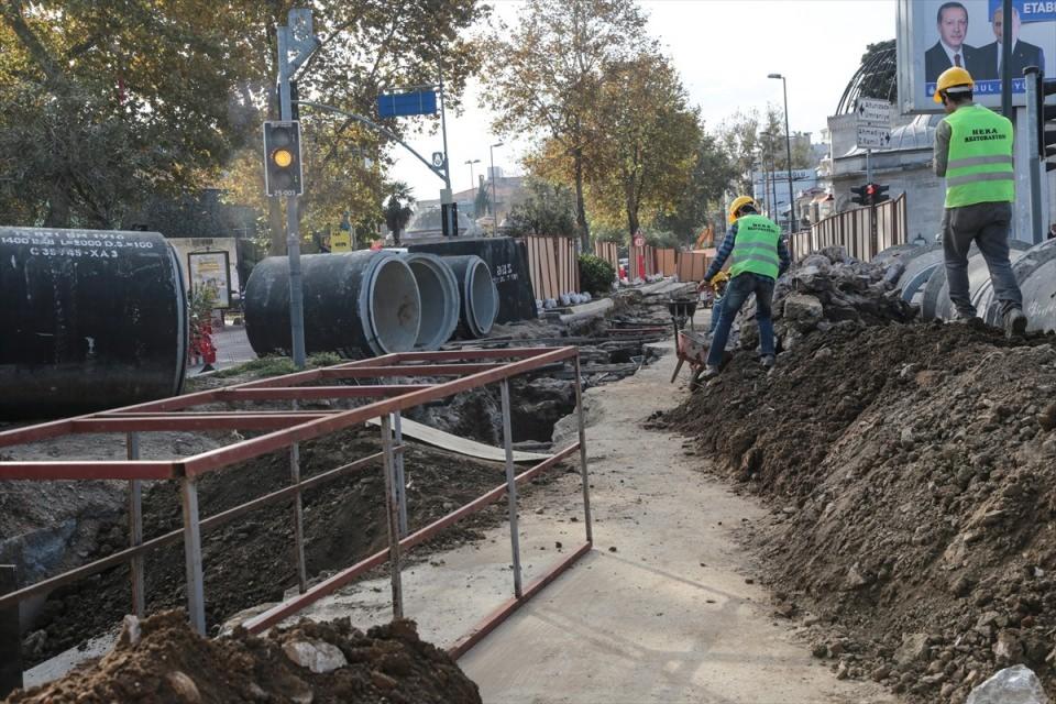 <p>İSKİ’nin yağmur suyu ve atık su kanalı çalışması Üsküdar Meydanı’ndan başlayarak Hakimiyet-i Milliye Caddesi boyunca devam ediyor. </p>
<p> </p>