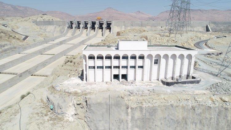 <p>GAP kapsamında bölge genelinde irili ufaklı 15 barajın tamamlandığını hatırlatan Karahocagil, 7 barajın ise yapım çalışmalarının hızla sürdüğünü dile getirdi.</p>

<p> </p>
