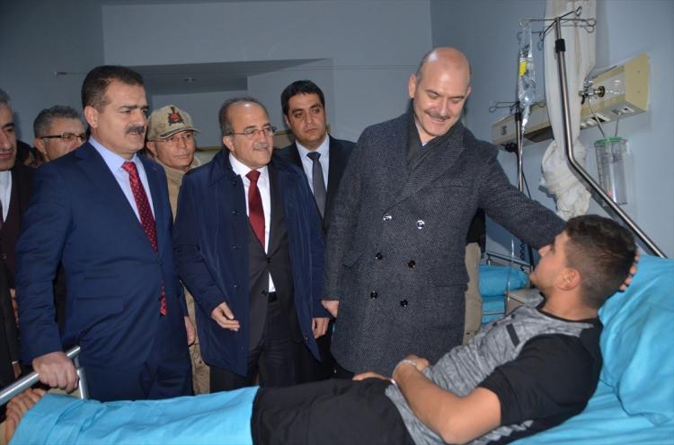 <p>İçişleri Bakanı Süleyman Soylu, Hakkari'deki yaralı asker ziyaretinin ardından helikopterle Yüksekova ilçesine geçerek, burada tedavi gören yaralı askerleri ziyaret etti.</p>

<p> </p>
