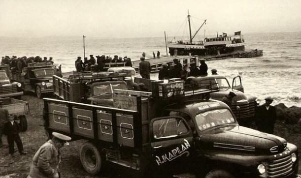 <p>1953  / Van Gölü kıyıları Deniz görünümündeki göl denen Van Gölü bazen öyle bir dalgalanıyordu ki üzerindeki küçük gemiler karaya demir atamıyordu.  Fotoğrafçı bu fotoğrafı çektiği sırada şunu söylüyor: "Anadolu'nun motorlu araçlarla donatıldığının kanıtı gibi," ve ekliyor: "kamyonun ön camında Allah'a emanet yazıyor." </p>

<p> </p>
