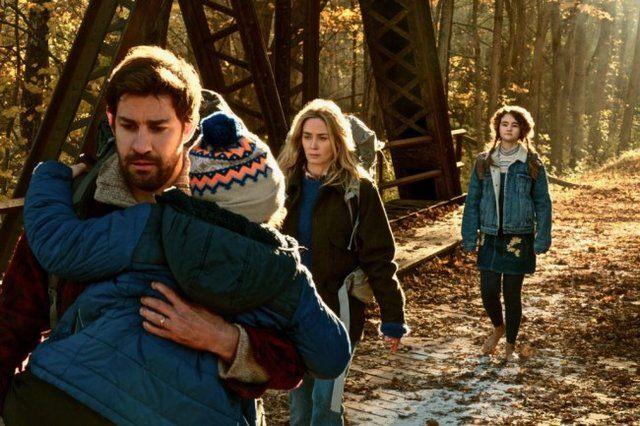 <p>A Quiet Place</p>

<p>John Krasinski'nin yönettiği ve aynı zamanda eşi Emily Blunt'la birlikte kamera karşısına geçtiği A Quiet Place, küçük bütçesine rağmen gişede büyük iş yaptı. İkilinin inandırıcı performansından da güç alan film izleyicileri resmen koltuklarına çiviliyor.</p>
