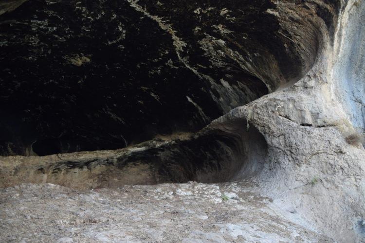 <p>Mağarayı köylülerin ihbarı üzerine keşlettiklerini belirten Adıyaman Müze Müdür Vekili Mehmet Alkan, "Mağara 5 metre yüksekliğinde, 12 metre uzunluğunda. Bu mağara kireç taşından yapılmış olup doğal bir mağaradır.</p>
<p> </p>