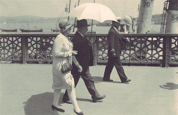 <p>1930'lu yıllarda Galata Köprüsü üzerinde yürüyüş</p>

<p> </p>
