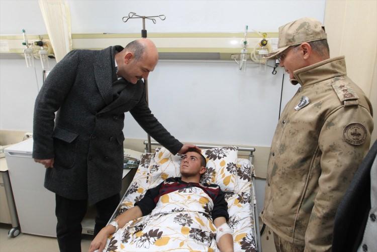 <p>İçişleri Bakanı Süleyman Soylu, Hakkari Şemdinli’de meydana gelen patlamada yaralanan askeri hastanede ziyaret etti.</p>

<p> </p>
