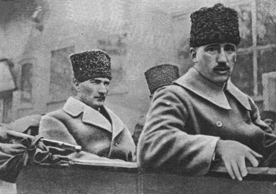 <p>Mustafa Kemal Atatürk, 11 Şubat 1921'de, 1.İnönü Savaşı'ndan sonra Eskişehir'den Garp Cephesi Karargahı'na giderken görülüyor.</p>
