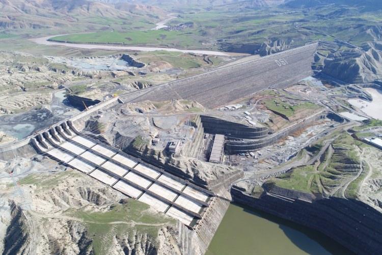 <p> Silvan Barajı yapımı çalışmalarında ise şu anda yüzde 50'leri geçen fiziki gerçekleşme sağlanmıştır. Burası aynı zamanda ciddi bir sulama barajıdır. Yaklaşık 240 bin hektar tarım arazisini bu barajımızla sulayacağız. </p>