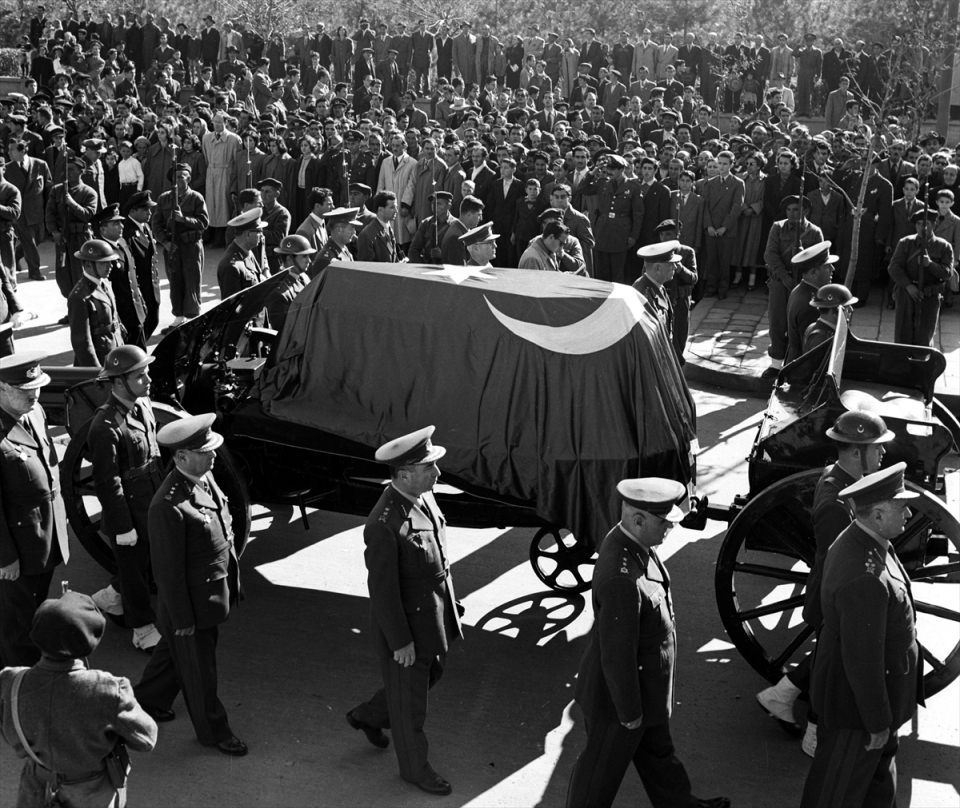 <p>Anadolu Ajansı, fotoğraf arşivinden derlenen karelerle Mustafa Kemal Atatürk’ün cenazesinin Dolmabahçe Sarayı'ndan Anıtkabir'e yolculuğunu anlattı. </p>
