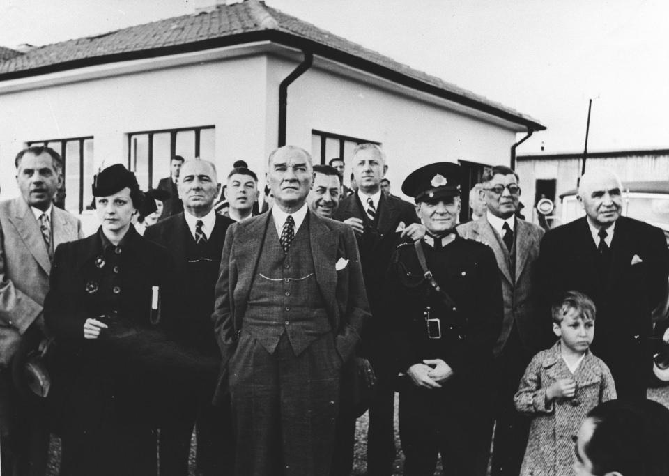<p>Atatürk, 1936 yılında Türkkuşu'nda inceleme yaptı. </p>

