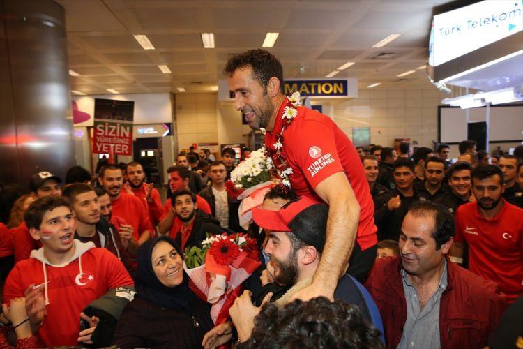 <p>Takım kaptanı Osman Çakmak, çok iyi hazırlandıklarını ve şampiyon olmak için mücadele ettiklerini belirterek şunları kaydetti:</p>
