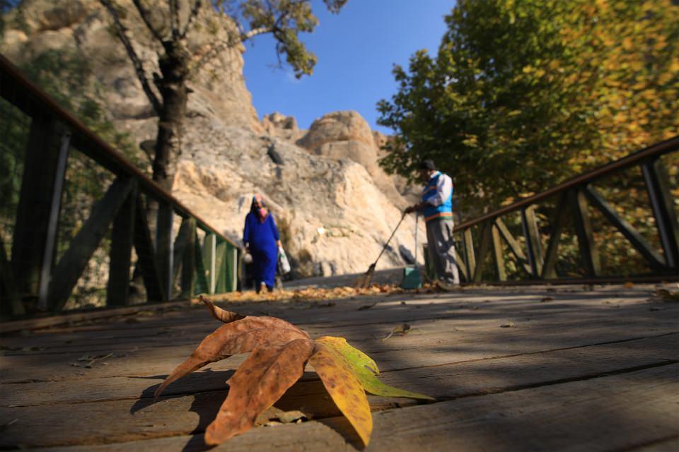 <p><strong>Hedef 1 milyon turist</strong></p>
<p>İlçenin doğal güzelliklerinin görülmesi gerektiğini dile getiren Zengince, şöyle devam etti:</p>
<p>"İlçemiz doğu ile batının geçiş noktasında olduğu gibi aynı zamanda iklimlerin de geçiş noktasında yer alıyor. Baharda ve sonbaharda ilçemiz farklı bir görünüme bürünüyor. Özellikle sonbaharda ağaçlar, bitki yapısı bir renk cümbüşü oluşturuyor. Renk cümbüşü, sonbahar geçişi, hazan mevsiminin en güzel seyredilebileceği bir ilçeyiz. İlçemiz doğa, tarih ve inanç turizminden dolayı çok sayıda yerli ve yabancı turist çekiyor. Her yıl 700-750 bin turisti ilçemizde ağırlıyoruz. Hedefimiz bu rakamı 1 milyona ulaştırmak. Darende'nin bu manevi ikliminden, tarihi ve kültürel yapısından herkesin yararlanmasını istiyoruz."</p>