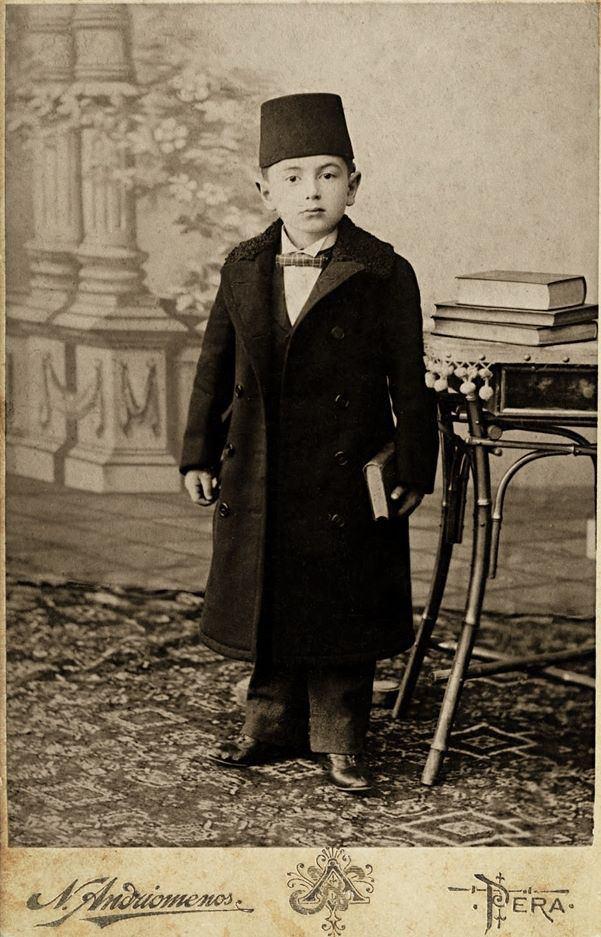 <p>1895 - Pera'da Minik Bir Öğrenci Bugün yaşıyorsa en az 125 yaşındadır.</p>
<p> </p>