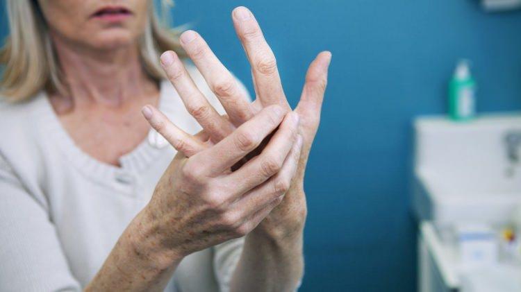 <p>Parmaklarınız sık sık soğuk oluyorsa bu ciddi rahatsızlıkların habercisi olabilir. Peki soğuk parmak sendromu nedir? Belirtileri nelerdir? Sizler için tüm bu soruların yanıtını araştırdık. İşte soğuk parmaklar hakkında bilmeniz gerekenler...</p>
