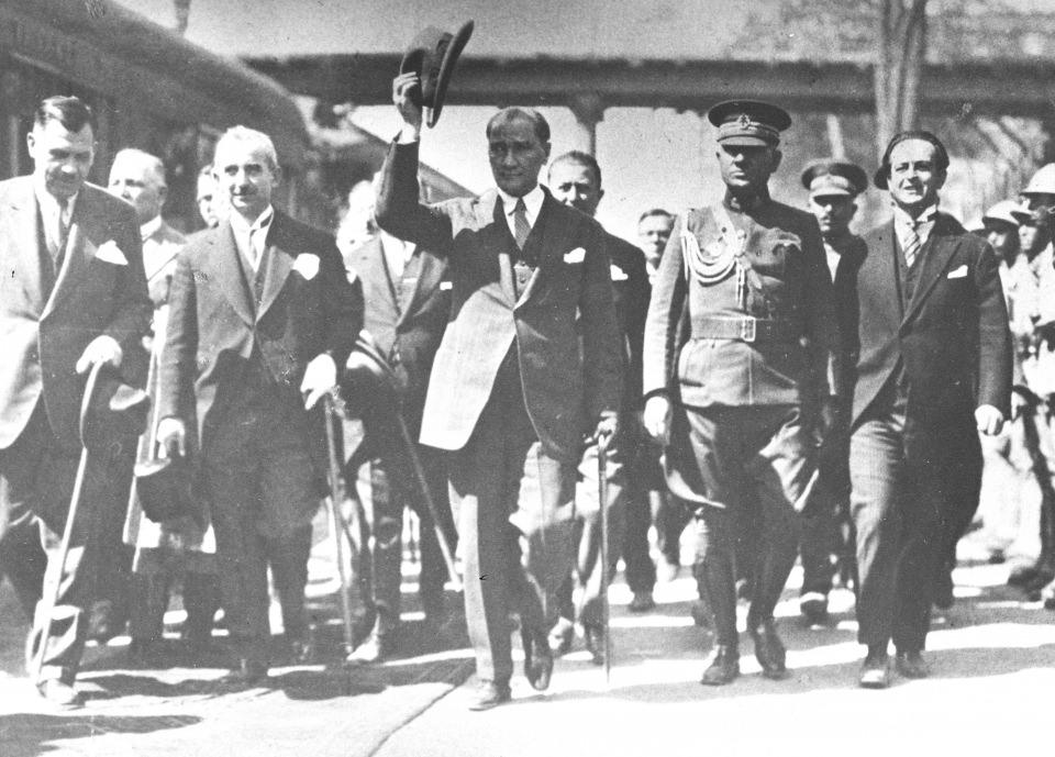 <p>Mustafa Kemal Atatürk, 1927 yılında karşılama töreninde halkı selamdı.</p>
